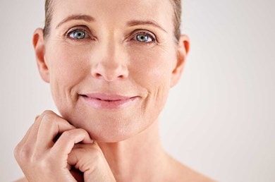 Πώς δρα το serum με νιασιναμίδη & AHA της Vichy στις κηλίδες