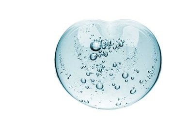 Τι είναι το υαλουρονικό οξύ και ποια τα οφέλη του στο δέρμα;