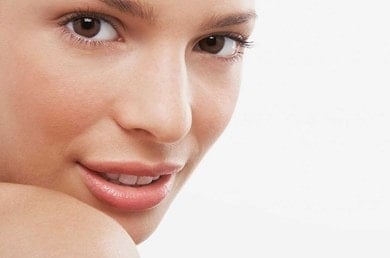 Νιασιναμίδη: Το συστατικό που «σβήνει» τις κηλίδες στο δέρμα