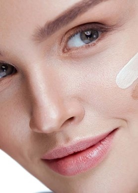 make up σε επιδερμιδα με ροδοχρου ακμη